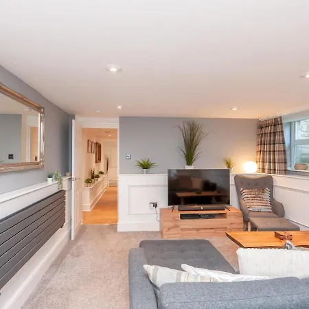 Apartment A Hidden Gem - Summer Bliss Near Roundhay Park - Pass The Keys Leeds (West Yorkshire)