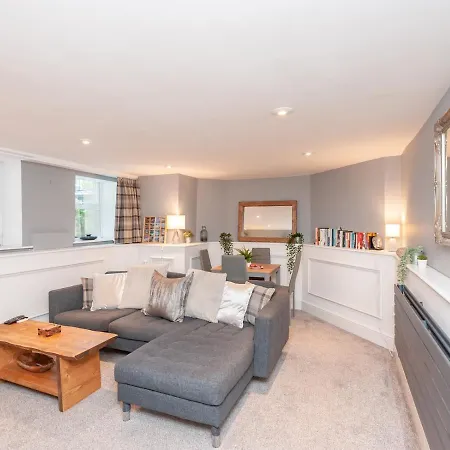 A Hidden Gem - Summer Bliss Near Roundhay Park - Pass The Keys Apartment Leeds (West Yorkshire)